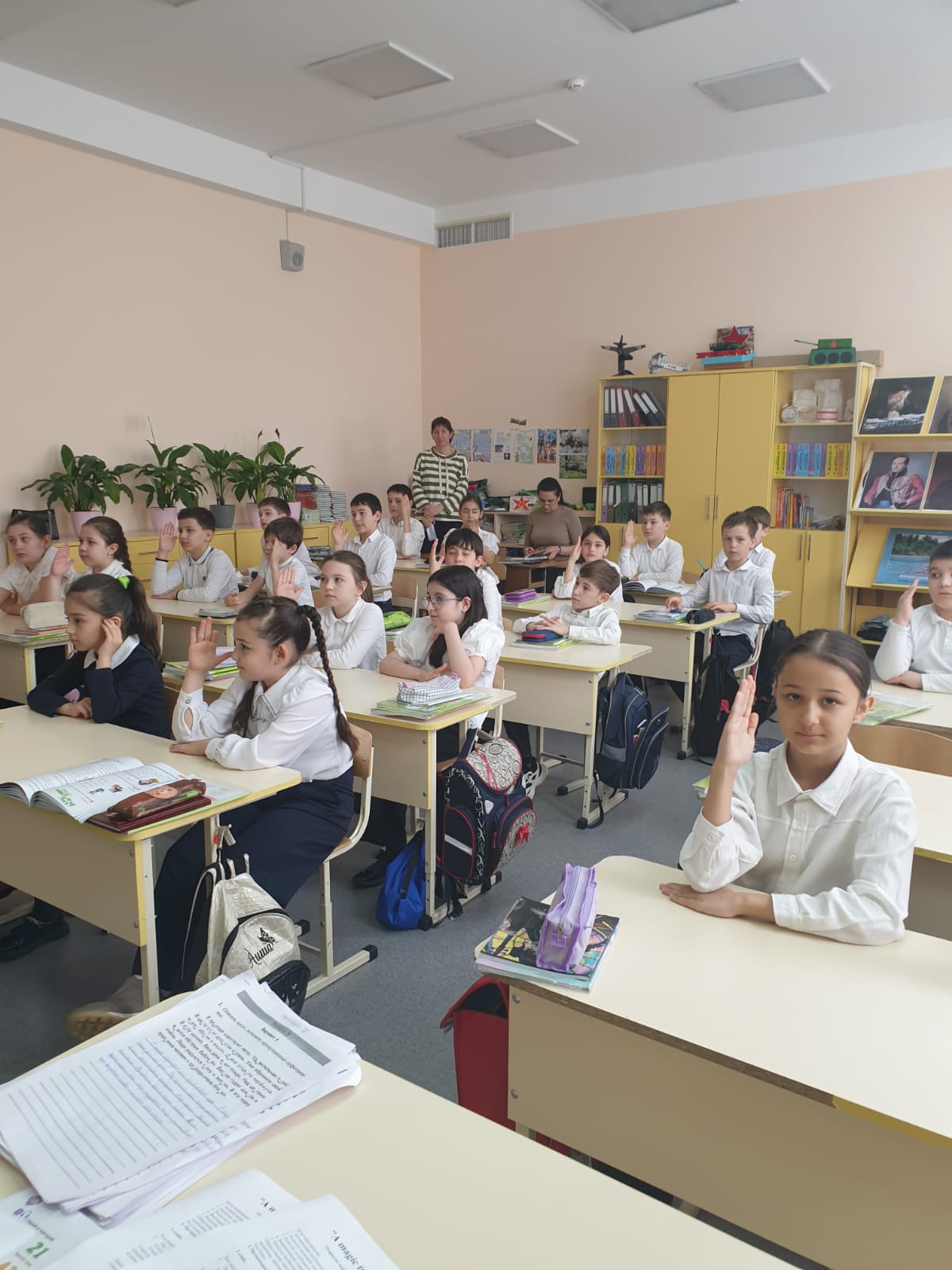 15 мая 2025 года в МБОУ &amp;quot;Гимназия №17&amp;quot; г. Черкесска в 3 &amp;quot;В&amp;quot; классе проведен учителями английского языка Шхаевой С.А. и Курачиновой Ф.М. открытый урок на тему: &amp;quot;Волшебное путишествие в английскую страну&amp;quot;..