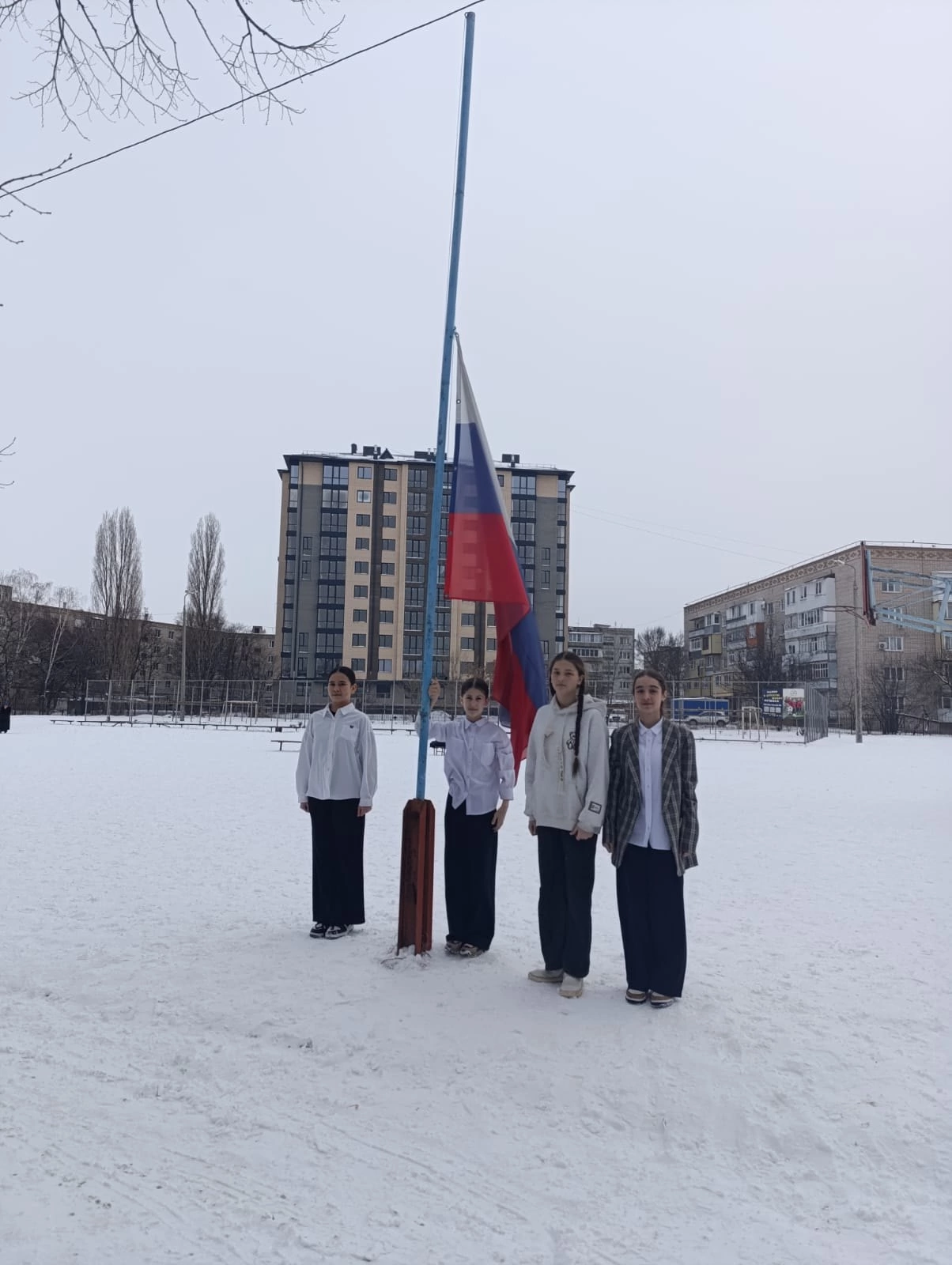 28 февраля в гимназии прошла еженедельная торжественная церемония спуска флага Российской Федерации..