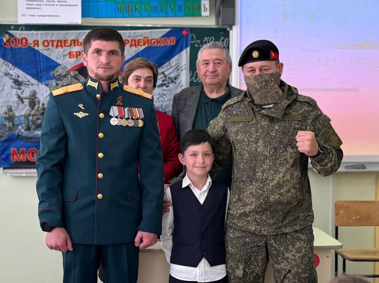 В ассоциацию ветеранов СВО КЧР поступило видео от военнослужащих 810-й отдельной гвардейской бригады, где бойцы выразили благодарность ученику 2 класса 17 гимназии Баисову Амиру за его трогательную открытку со словами поддержки..