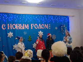 В преддверии Нового года 25 декабря в МБОУ &quot;Гимназия № 17&quot; г. Черкесска воспитанники театральной студии в облике сказочных персонажей провели ряд новогодних утренников.