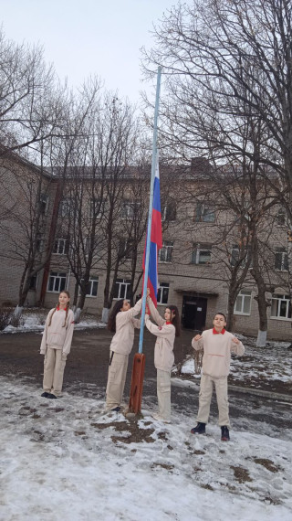 26 января 2024 года состоялась еженедельная торжественная церемония спуска флага РФ..